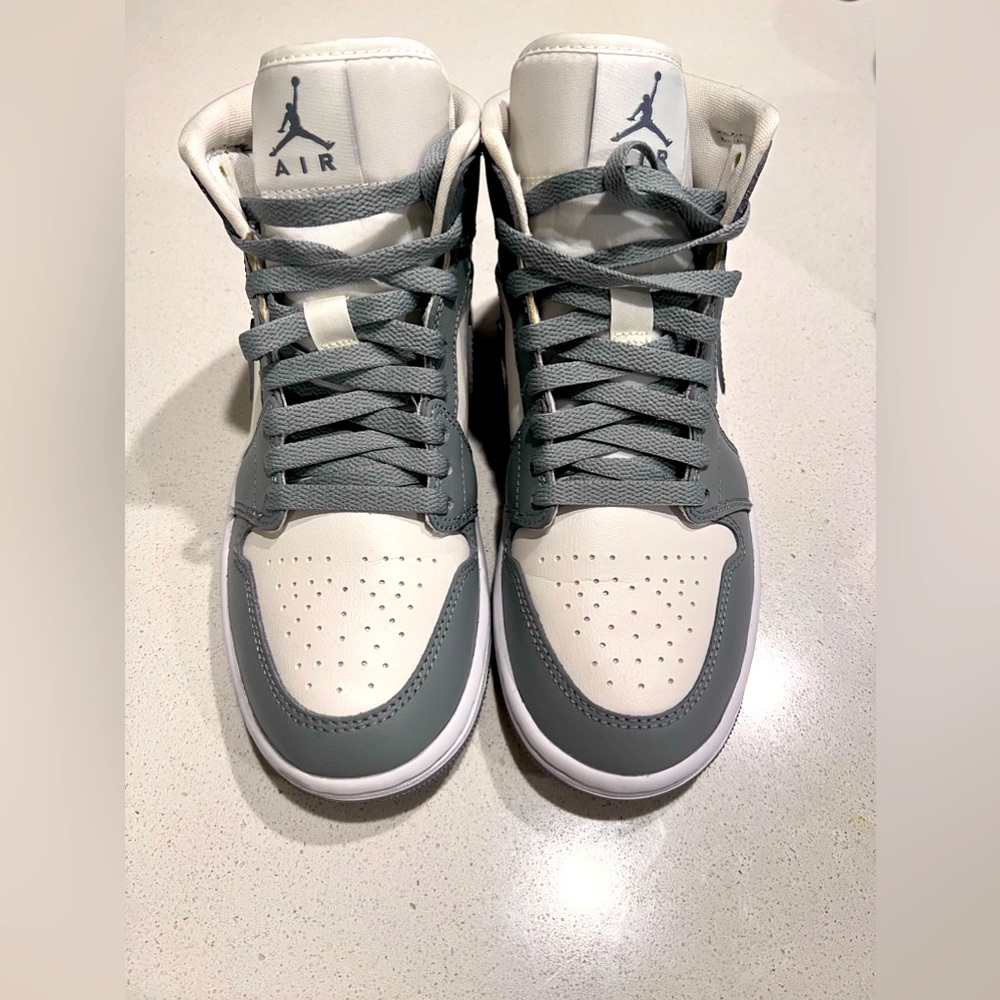 Air Jordan 1 Mid “Stealth” Women Size 7
